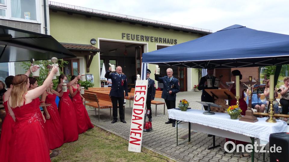 Mit den Festdamen des 150-jährigen Jubiläums stoßen die Mitglieder der Feuerwehr Kohlberg an. Bild: hme