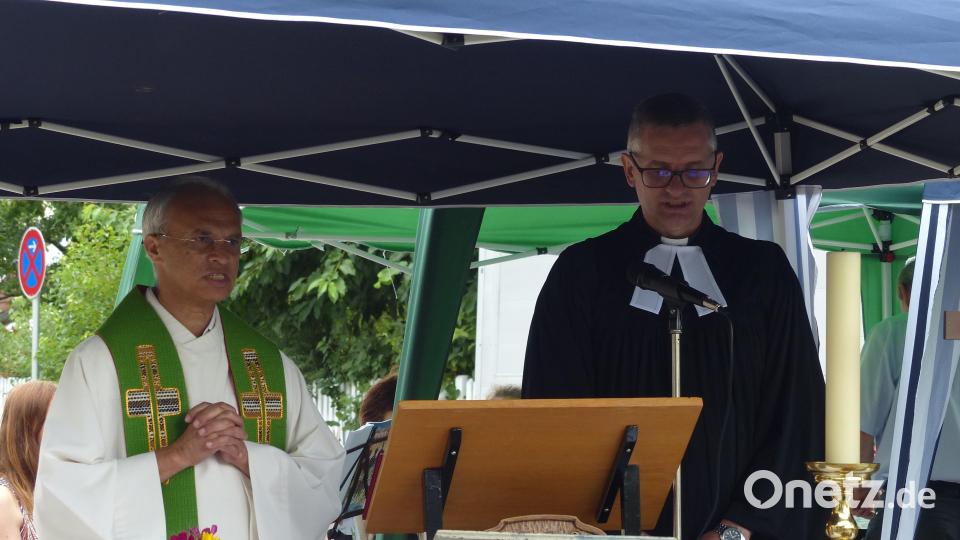 Pfarrer Marcio Trentini und Pfarrer Varghese Puthemichina führen durch den Festgottesdienst. Bild: hme
