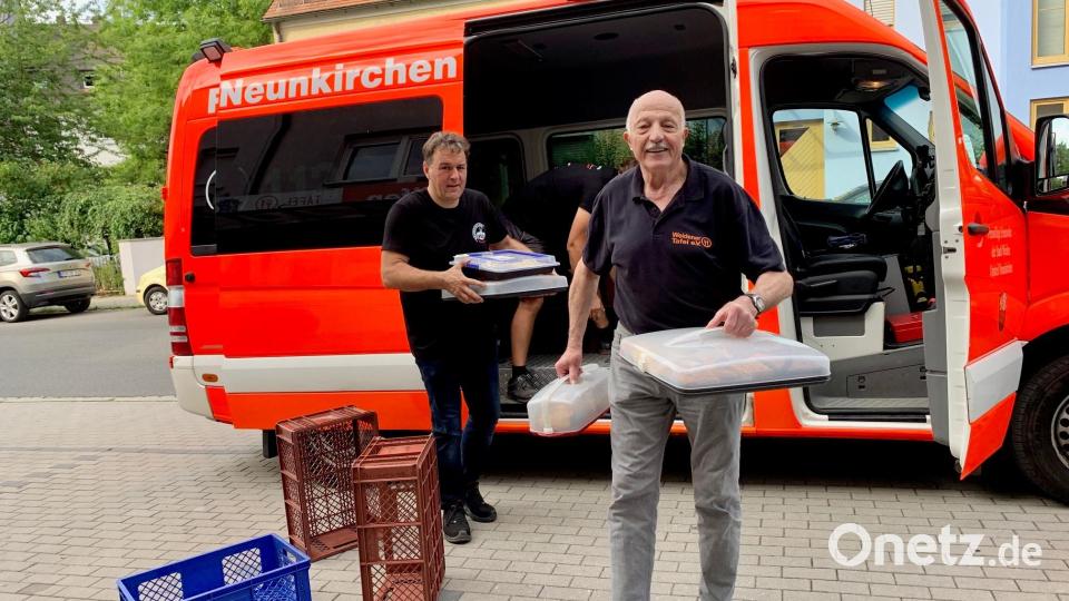 Auch das Kuchenbüfett der Tafel kann der Vorsitzende der Hilfsorganisation Josef Gebhardt (rechts), dank der Spende der Freiwilligen Feuerwehr Neunkirchen um Vorstand Gerd Miederer (links) bestücken. Bild: Gabi Schönberger