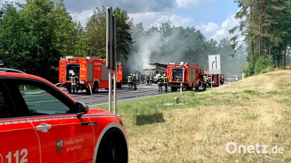 Vor der Abzweigung ins Industriegebiet Brandweiher auf der B470 hat am Montagmittag ein mit Holzpellets beladener Lastwagen gebrannt. Laut Polizeiangaben ist niemand verletzt worden, der Lkw dafür total beschädigt. Bild: Gabi Schönberger