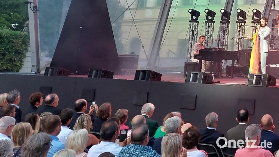 Giovanni Zarrella mit der Regenbogenfahne. Bild: uz