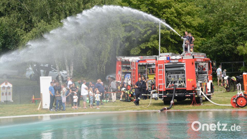 Wer gerne mal die Wasserkanone betätigen wollte, musste auf das Dach des Feuerwehrautos steigen. Bild: bey