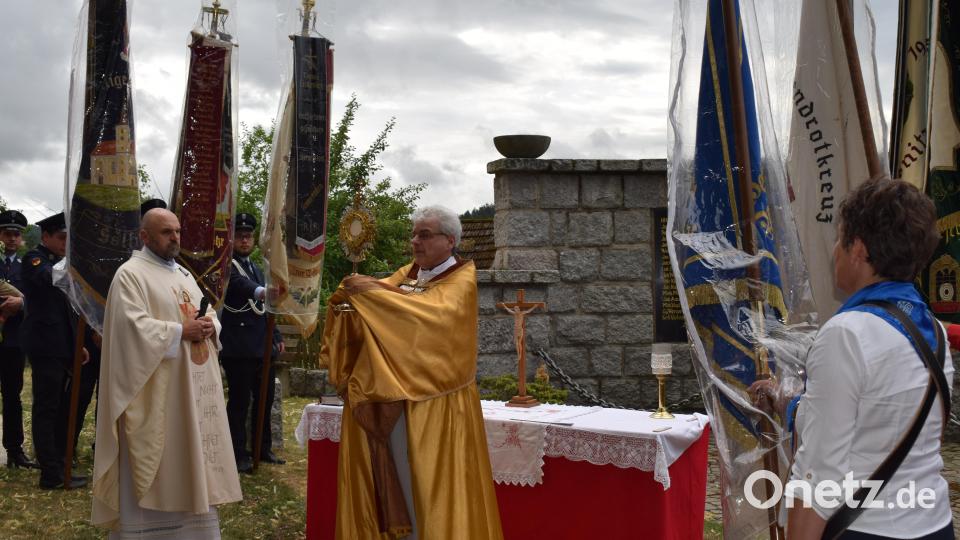 Zum Abschluss des Skapulierfestes erteilt Domkapitular Josef Kreiml den Mitgliedern der Bruderschaft den eucharistischen Segen. Bild: bnr