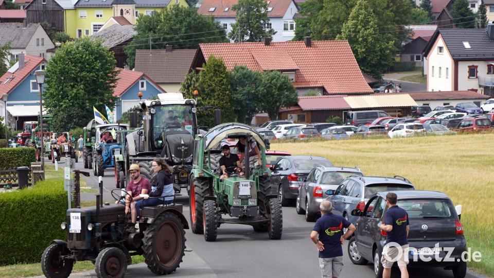 Besonders eng wurde es in Oberwappenöst bei der Ausfahrt der Traktoren. Bild: bkr