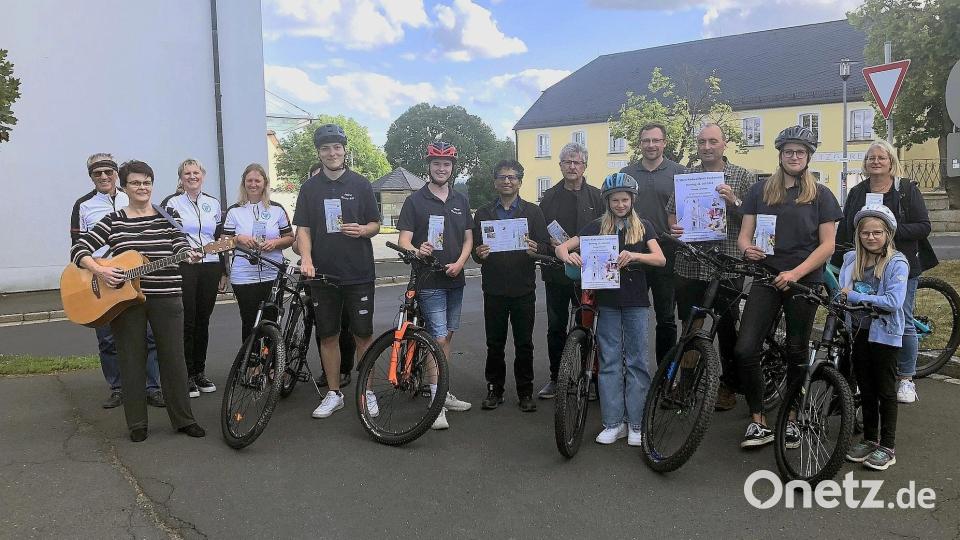 Für die Radwallfahrt nach Fuchsmühl warben Monika Prüll (Zweite von links) vom Singkareis &quot;Cantiamo&quot;, Vertreter der Radsportgruppe Immenreuth, Ministranten von &quot;Maria Hilf&quot;, Pfarrer Joseph (Achter von rechts), Bürgermeister Wolfgang Braun (Siebter von rechts) und der Geschäftsführer der Steinwald-Allianz, Martin Schmid (Fünfter von rechts).