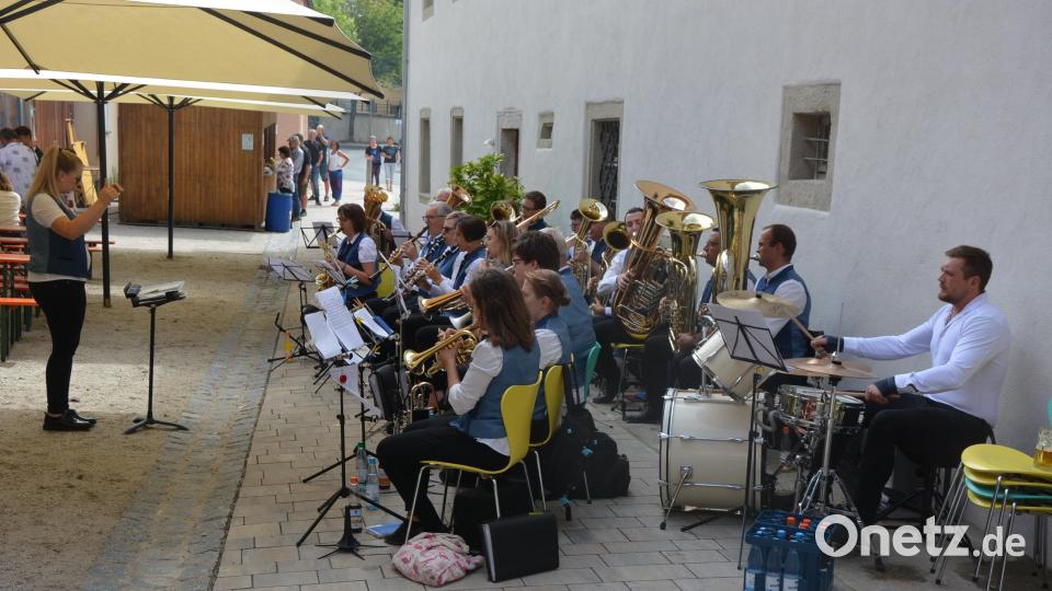 Die Blaskapelle Konnersreuth unter der Leitung von Laura Dietl spielte beim Frühschoppen im Schafferhof auf. Bild: jr