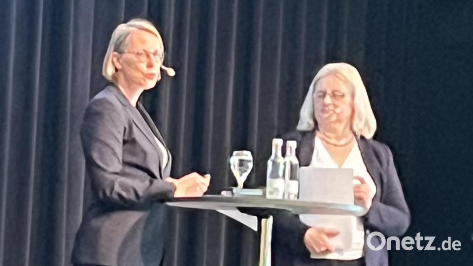 Nora van de Sand vom Bayerischen Staatsministerium für Familie, Arbeit und Soziales (links) und Alexandra Brumann vom Bayerischen Staatsministerium für Unterricht und Kultur (rechts) referierten über den Stand der Ganztagsschulen in Bayern und stellten sich den Fragen der Anwesenden. Bild: sns