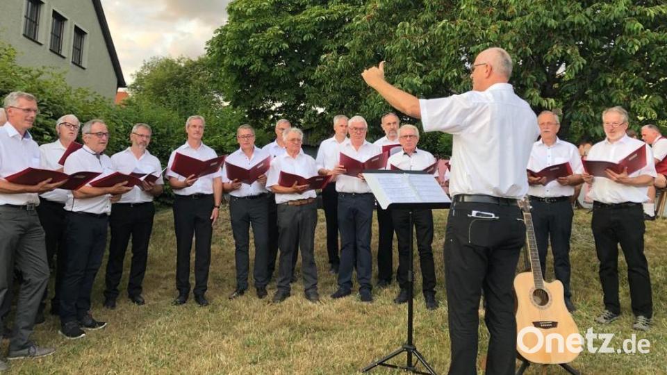 Der MGV-Flossenbürg unter der Leitung von Herbert Kraus sorgte ebenfalls für musikalische Unterhaltung. Bild: cro