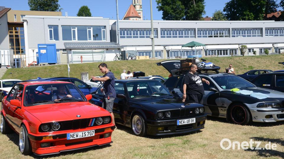 Sauber aufgereiht stehen sie da, die BMW ihrer stolzen Besitzer&lt; Bild: bey