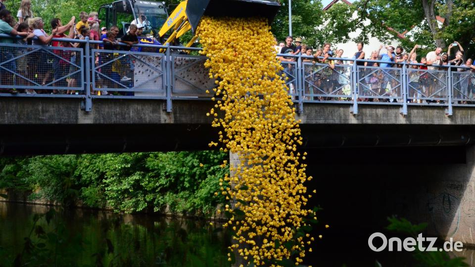 Ein Lader kippt 6000 Gummienten in den Flutkanal. Bild: Kunz