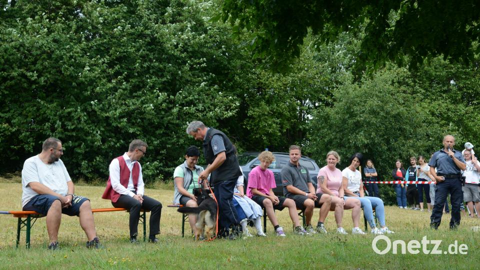 Der Spürhund des Hundeführers ist fündig geworden. Die Dame hat versucht ein kleines Päckchen Rauschgift zu schmuggeln. Doch keine Angst, das Vergehen &quot;blieb in der Familie&quot;. Es war die Frau eines Zollbeamten. Bild: bey