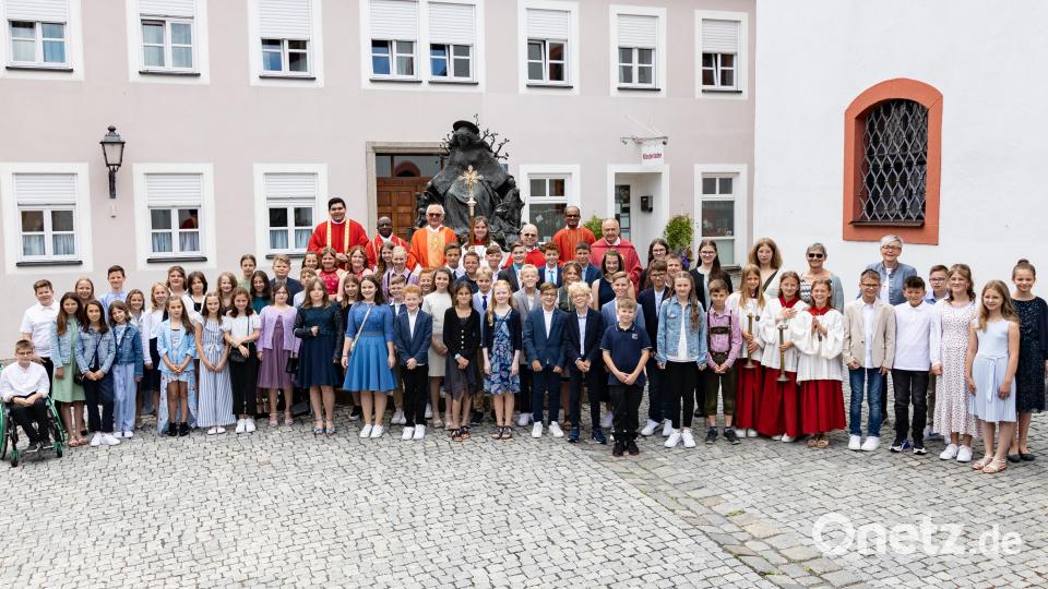 Die Firmline mit Kaplan Roman Rodriquez, Pfr. Dr. Charles Ifemeje, Domdekan i.R. Prälat Johannes Neumüller, Pfarrer Armin Mayerhofer, Pfarrer George Panakimalil, Stadtpfarrer Georg Flierl, Gemeindereferentin Sabine Schiml und Doris Mehler. Bild: Fotostudio Hummer