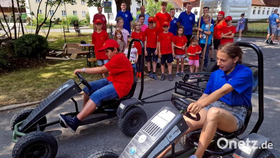 Besonders für die Kinder ist beim Dorffest in Mallersricht einiges geboten. Neben einer Hüpfburg, bringt das &quot;Bergcar-Race&quot; besonders Spaß. Bild: R. Kreuzer