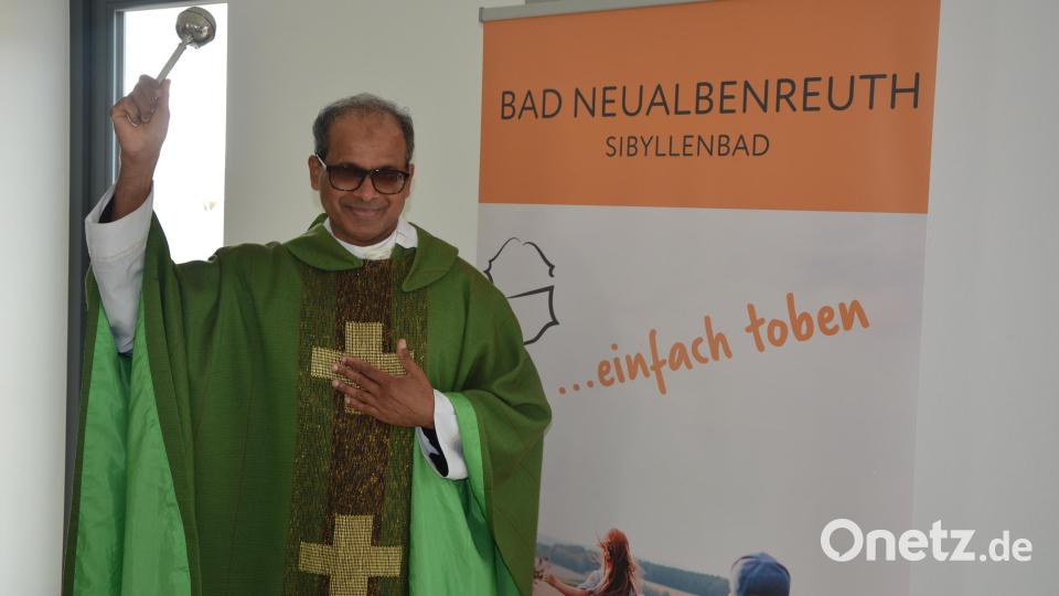 Segnung der Freizeitanlage und der Gebäude durch Ortspfarrer George Parankimalil. Bild: jr