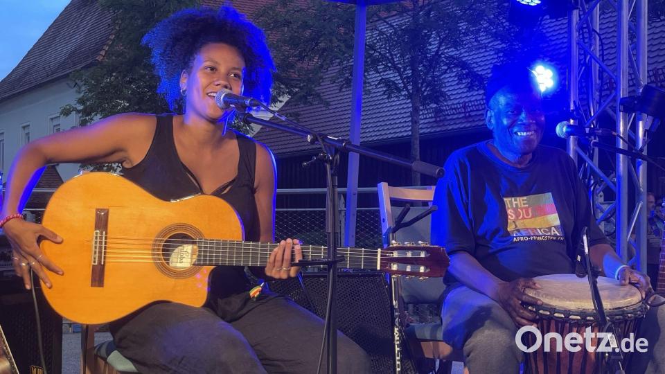 Das Vater-Tochter-Duo aus Ami und Wally Warning bekam für ihre Mischung aus Reggae und Soul viel Applaus von den Rängen. Bild: Nils Ganzmann