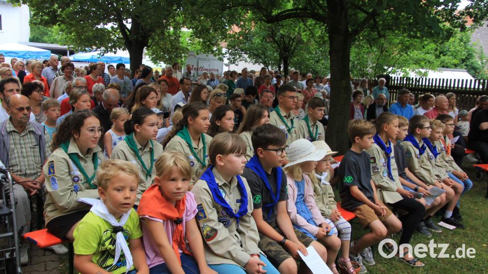 Stark besucht war der Familiengottesdienst zum Pfarrfest vor dem Josefsheim. Mit dabei waren zahlreiche Pfadfinder, die ihn mitgestalteten. Bild: kro