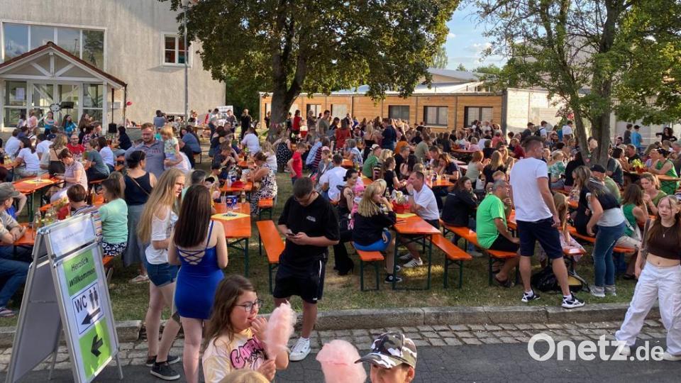 Die Biertische waren beim Sommerfest an der Realschule stets gut besetzt. Bild: Sandra Hering/exb
