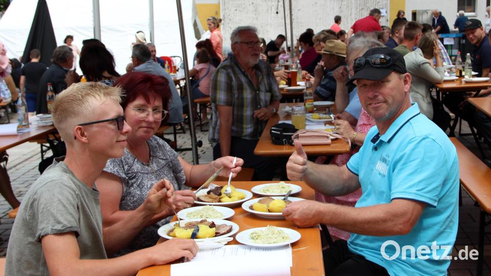 Den Schweinebraten von der BRK Bereitschaft Kirchenthumbach ließen sich viele zu Mittag schmecken. Bild: lep