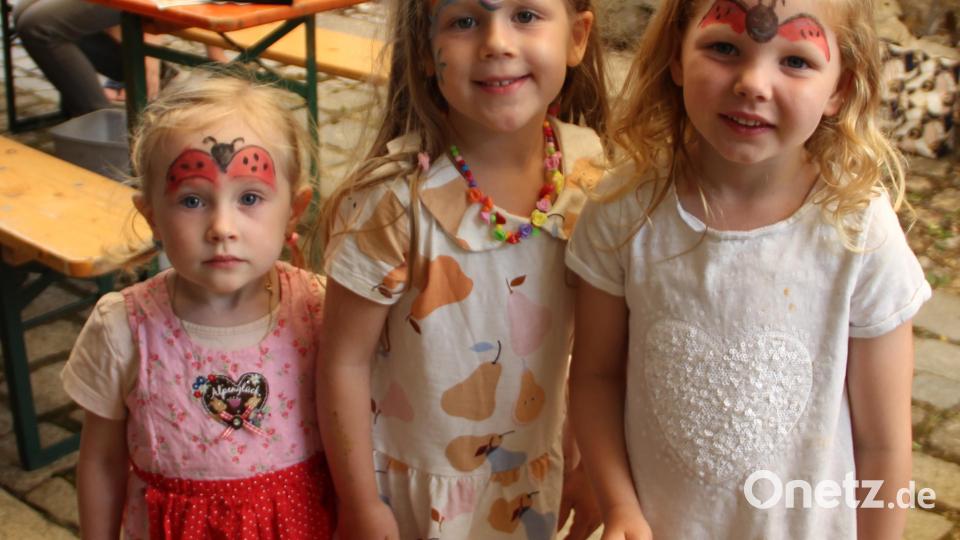 Kinderschminken ist allzeit beliebt. Der Theaterverein zauberte in die Gesichter der Kinder ein Lächeln. Bild: lep