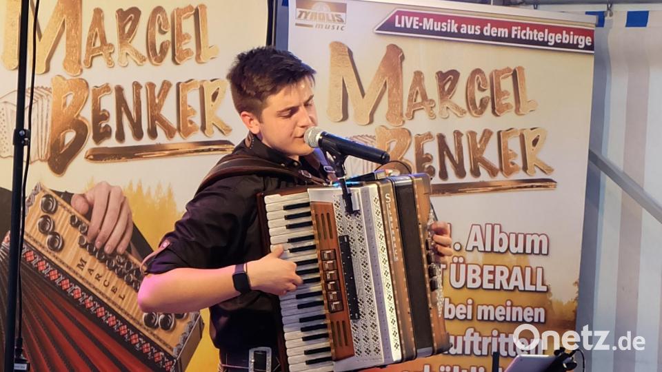 Marcel Benkner unterhält die Gäste bis spät in die Nacht, mit Unterhaltungsmusik. Bild: wlr
