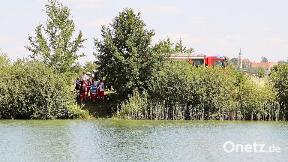 In einem kleinen Baggerweiher bei Schwarzenfeld-Irrenlohe ist am Dienstag ein Auto versunken. Unser Bild zeigt die Stelle am gegenüberliegenden Ufer, wo das Fahrzeug ins Wasser gefahren ist. Der Lenker des Wagens wurde tot geborgen. Bild: Thomas Dobler