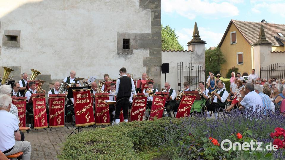 Die Serenade der Dießurter Musikkapelle im Schlosshof ist ein gelungener Abschluss der Jubiläumskonzerte. Bild: rgr