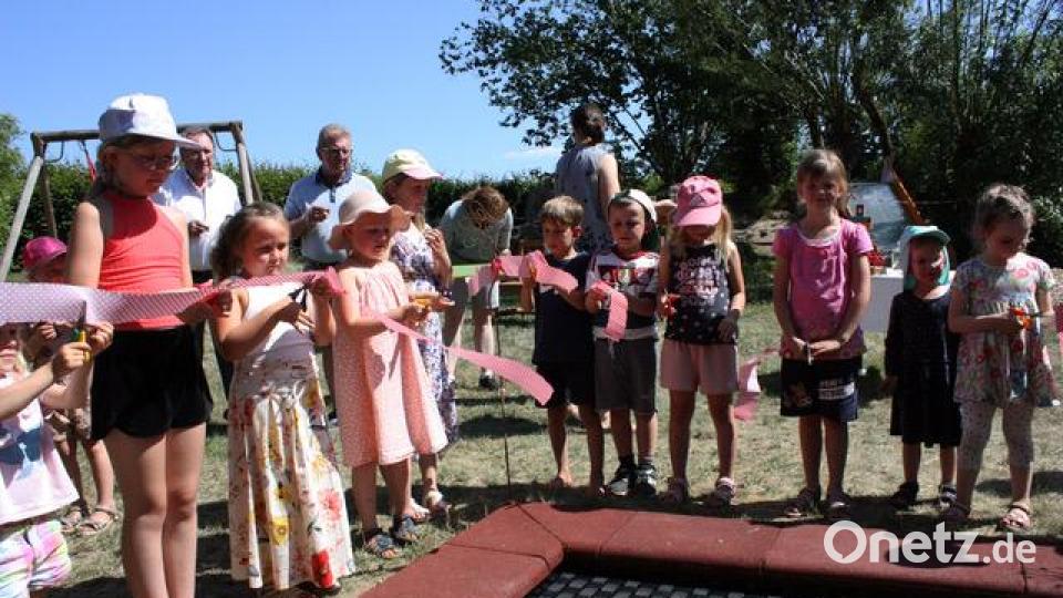 Für die Kinder der katholischen Kindertagesstätte Nagel ging ein Wunsch in Erfüllung: Sie bekamen ein Trampolin. Bild: Kindertagesstätte Nagel/exb