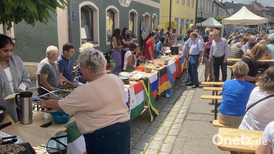 Die ländertypischen Leckereien aus 13 Nationen am Stand des Vereins LSL waren begehrt. Bild: Stadt Schönsee/exb