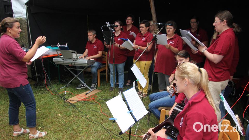 Die Band &quot;Omnis&quot; unter der Leitung von Carolin Günthner umrahmte den Gottesdienst. Bild: kro