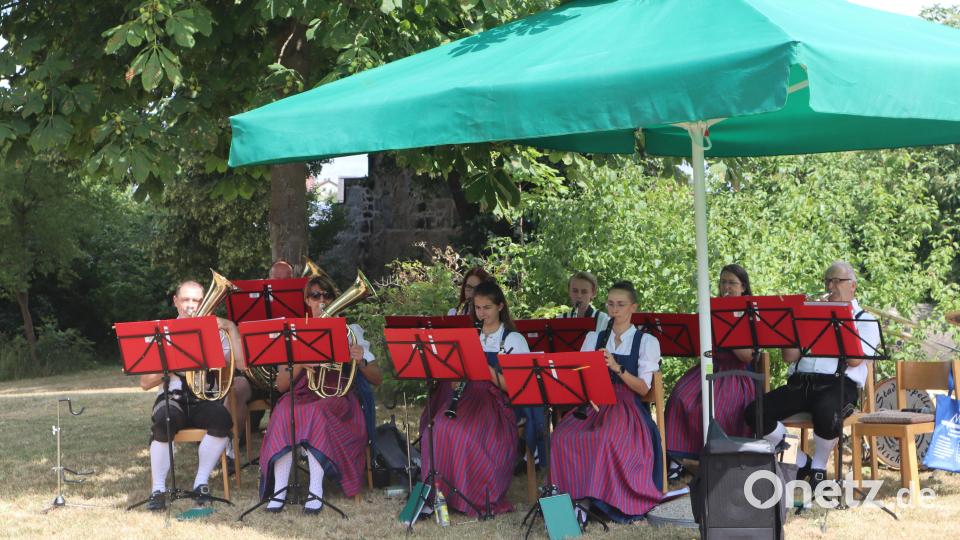 Die Blaskapelle sorgt beim Pfarrfest in Windischeschenbach für Unterhaltung. Bild: wrm