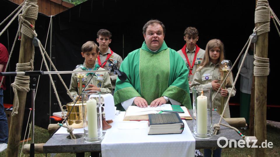 Kaplan Daniel Schmid hielt den Gottesdienst an einem „schwebenden Altar“, der mit Seilen an Pfeilern aufgehängt war. Bild: kro