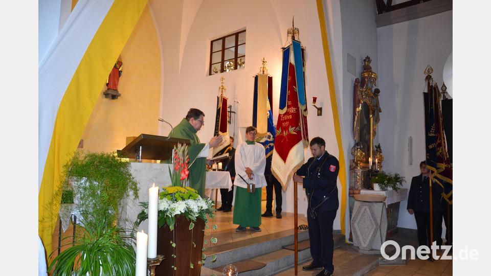 Pfarrer Udo Klösel erflehte den Segen und den Schutz Gottes für die Feuerwehrleute, sie vor Unglücken und sonstigen Schäden zu bewahren und erteilte der restaurierten Fahne den Segen. Bild: gi
