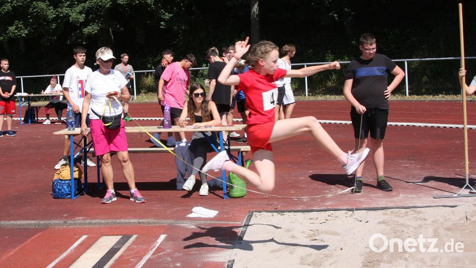 Kreisentscheid B-Programm in Wiesau: Hier beim Weitsprung an der Anlage im Norden des Schulsportzentrums in Wiesau. Bild: wro