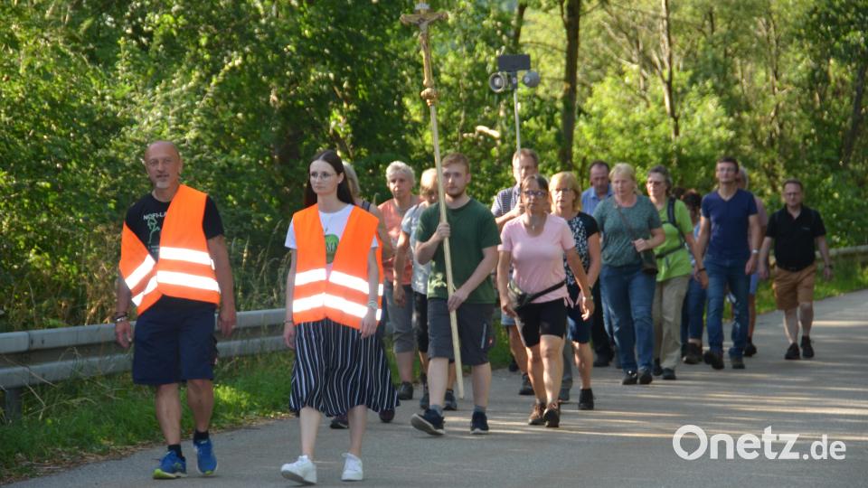 Betend und singend zogen die Wallfahrer am Freitagabend zur Wieskirche nach Moosbach. Bild: dob