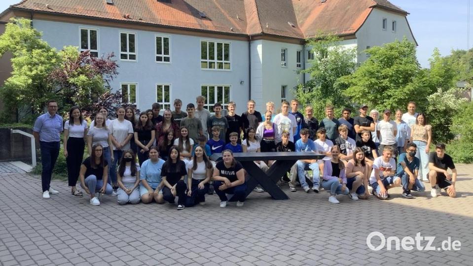 Teilnehmende Schülerinnen und Schüler, mit Lehrkräften und Projektbegleiterinnen der Ziegler Group. Bild: Mittelschule Tirschenreuth/exb