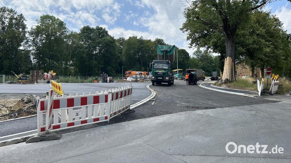 Im Einmündungsbereich von der Bahnhofstraße zur Heinrich-Böll-Straße hat sich von der Straßenführung gegenüber vorher nichts verändert, um den Verkehr an dieser Stelle auch etwas zu entschleunigen. Bild: Andreas Royer