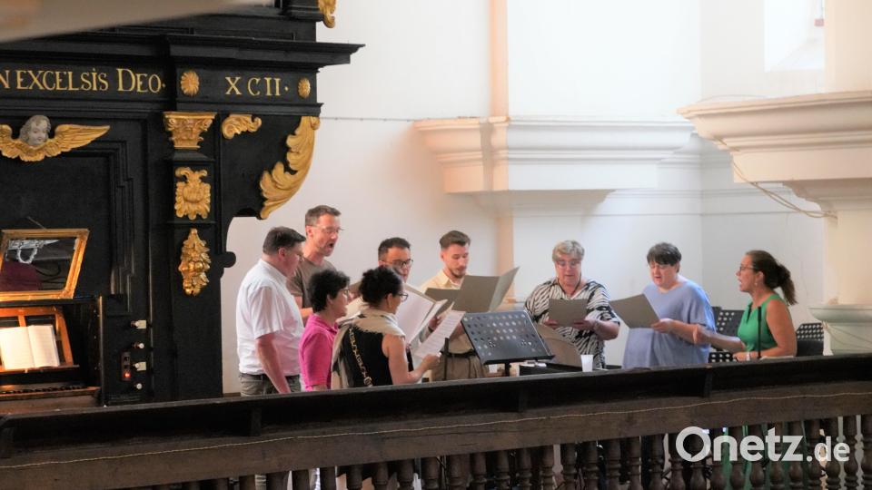 Das Ensemble „Vocalista ad hoc“ aus Erbendorf unter der Leitung von Steffi Rüger (rechts) und Holger Popp (links) machen den &quot;Evensong&quot; in der Wallfahrtskirche St. Quirin zu einem musikalisch-geistlichen Abenderlebnis. Bild: fvo