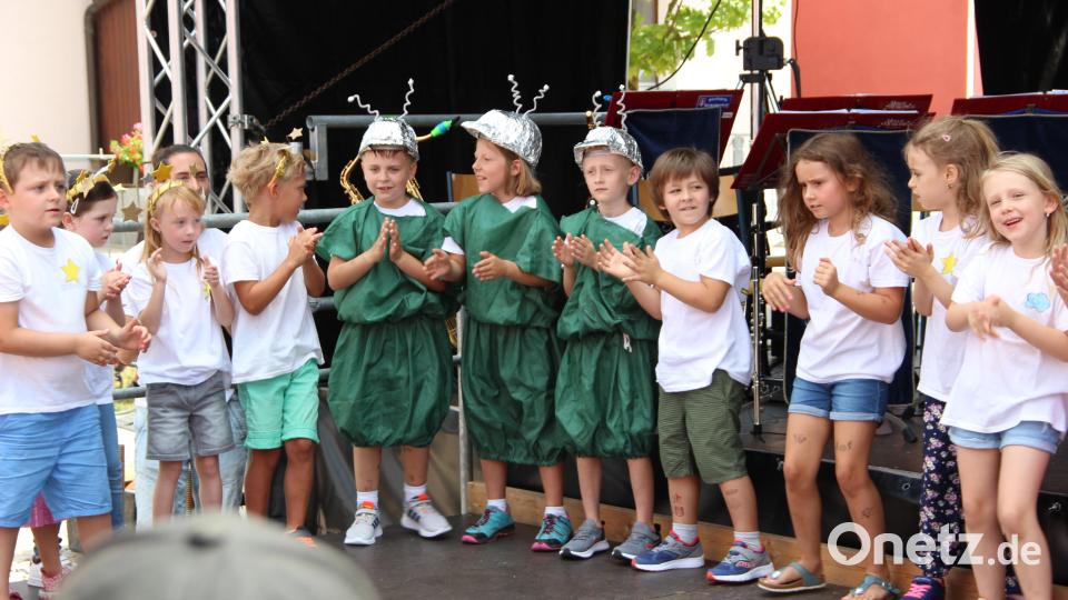 Die Vorschulkinder des Kinderhauses St. Elisabeth gaben einige Lieder zum Besten. Bild: lep