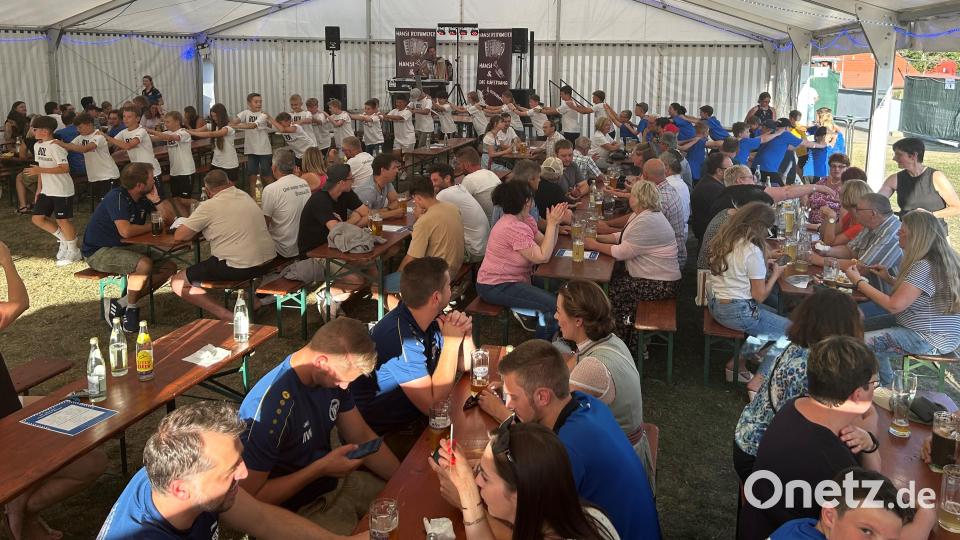Mit einer Polonaise durch das Festzelt feierten die Nachwuchssportler aus den jeweiligen Abteilungen ihren sportlichen Erfolge. Die zahlreichen Besucher quittierten deren Erfolge mit einem lang anhaltenden Applaus beim Eintrag in das Goldene Buch der Gemeinde. Bild: mez