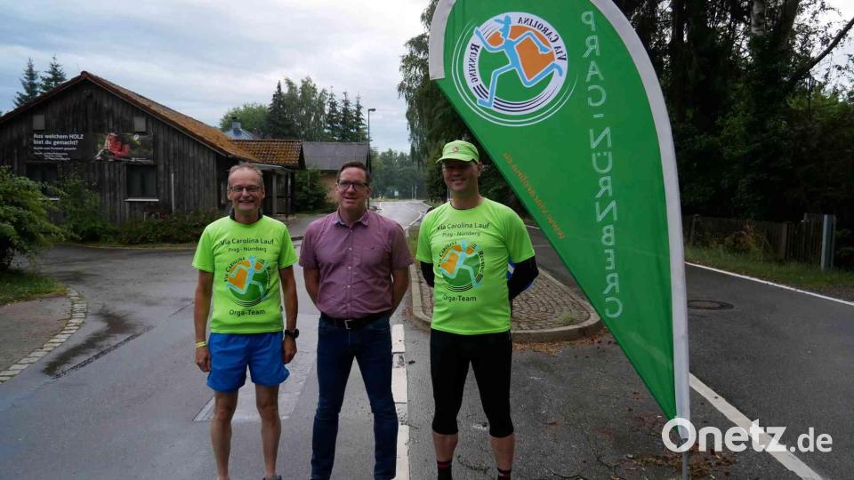 Dritter Bürgermeister Bernd Reil begrüßt Holger Pampel und Roger Hampel (li) vom Organisationsteam. Bild: gz