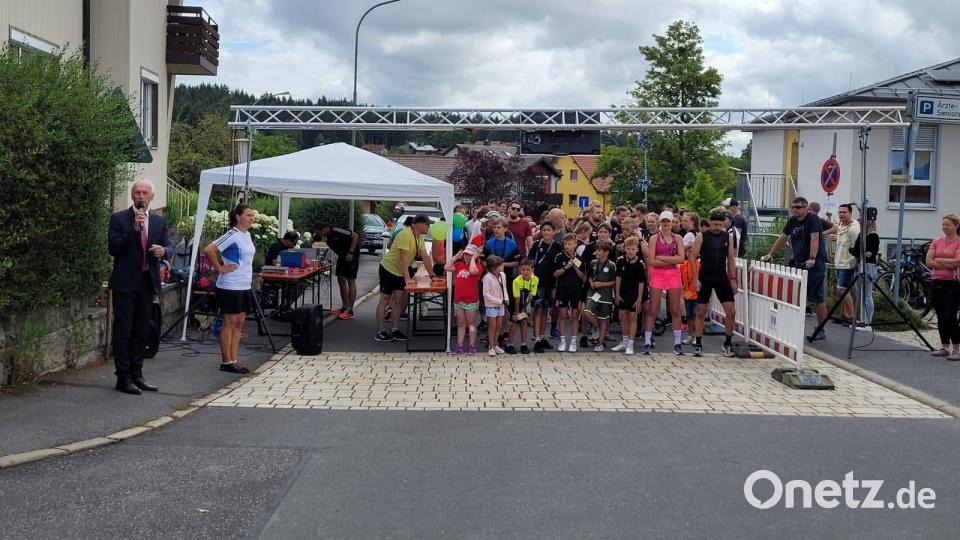 Startschuss für den Spendenlauf. Bild: Verwaltungsgemeinschaft Neusorg