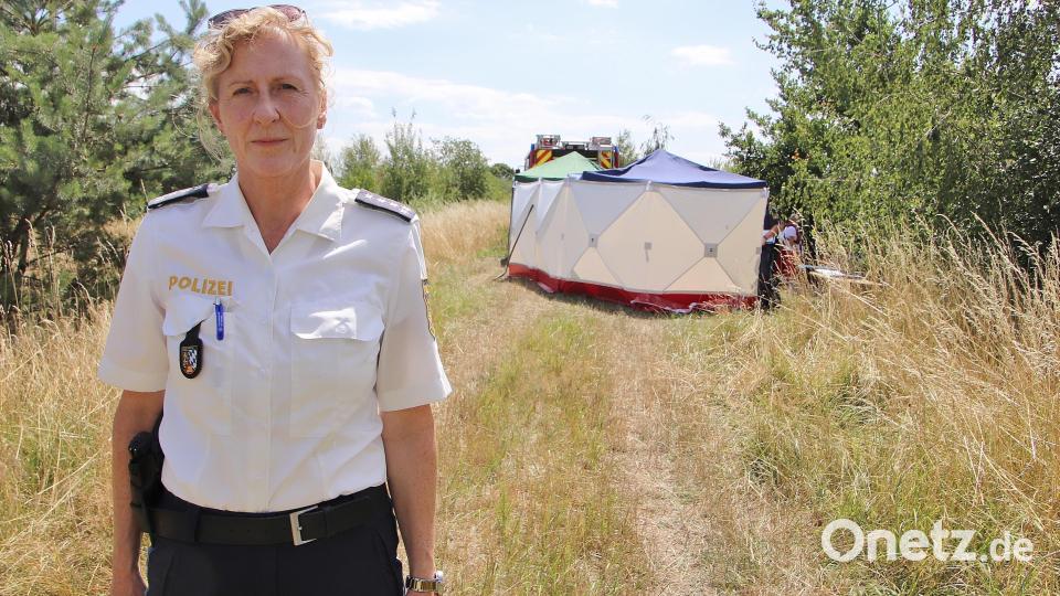 Am Unglücksort bei Irrenlohe machte die Nabburger Polizei-Chefin Sabine Roidl deutlich, dass man noch nicht wisse, wie der 82-Jährige gestorben sei. Daher wurde der Kriminaldauerdient zugezogen. Das Zelt im Hintergrund diente als Sichtschutz für die Arbeit der Rettungskräfte. Bild: Thomas Dobler