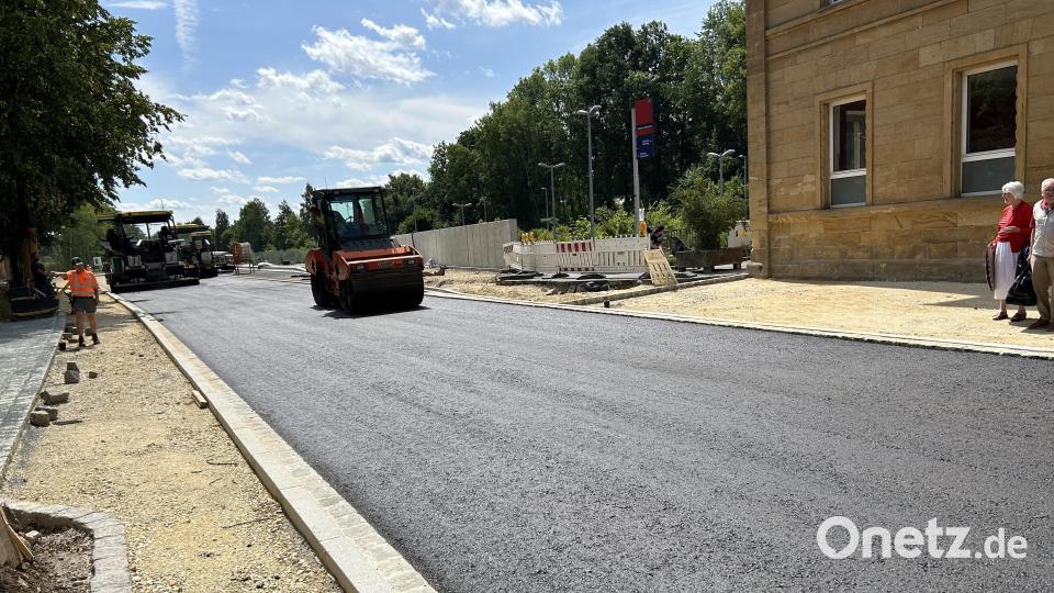 Die Asphaltierung der Bahnhofstraße läuft auf Hochtouren. Bild: Andreas Royer