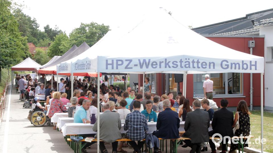 Die neuen Räume der Oberen Förderstätte im Heilpädagogischen Zentrum (HPZ) Irchenrieth sind am Sonntagnachmittag im Beisein vieler Besucher*innen offiziell eingeweiht worden. Bild: lst