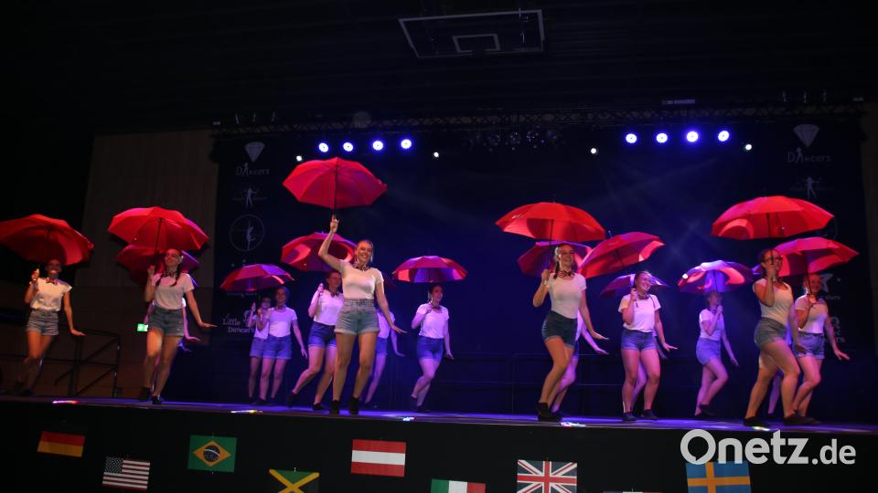 In England kann es nass werden - Gut, dass die Diamond Dancers ihre Regenschirme dabei haben. Bild: sne
