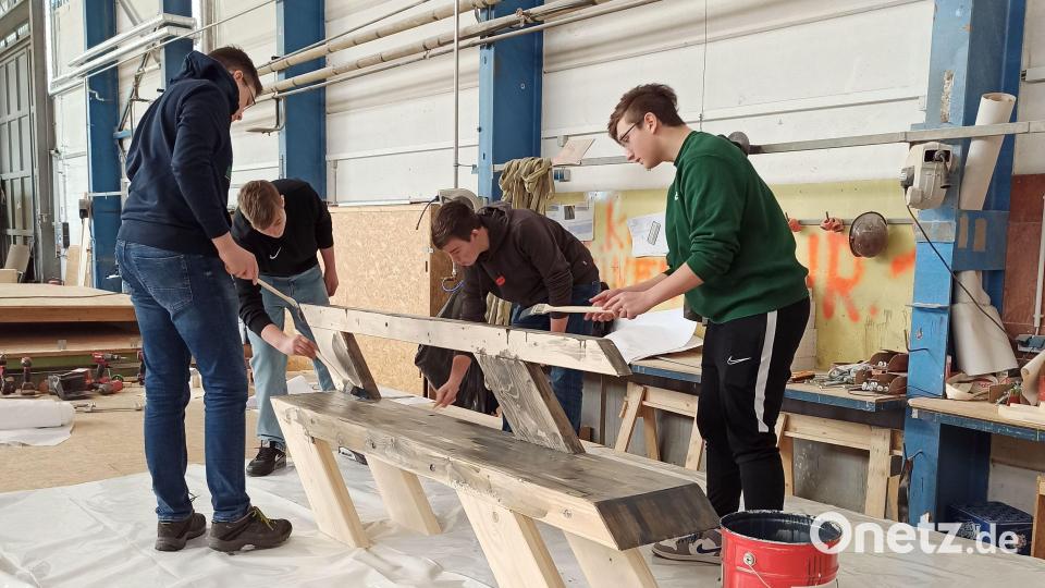 Schüler der 8. Jahrgangsstufe bauten in Zusammenarbeit mit der Ziegler-Group neue Sitzmöbel für den Pausenhof. Bild: Mittelschule Tirschenreuth/exb