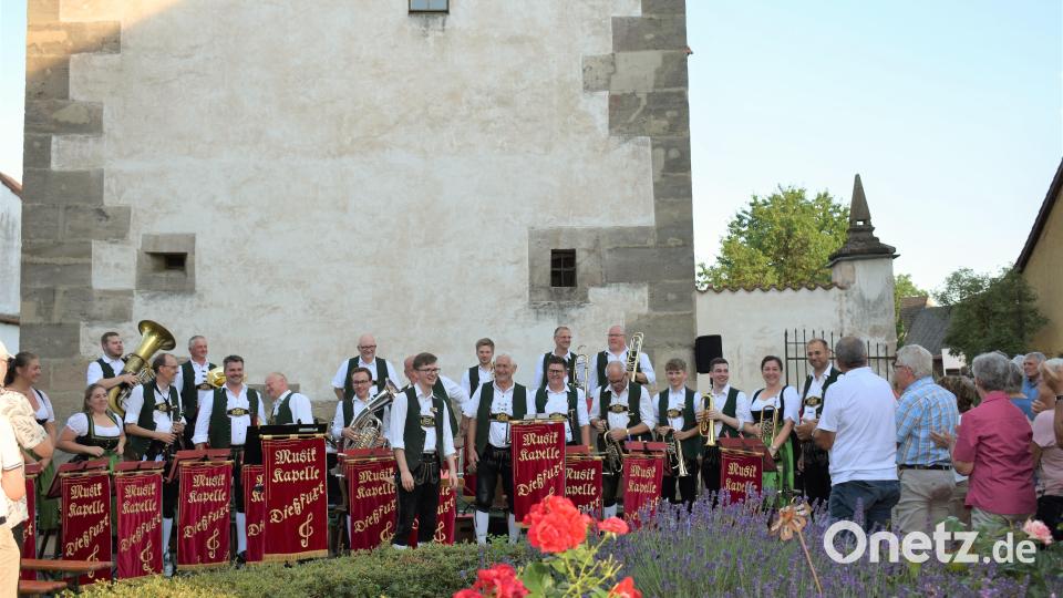 Serenade der Dießurter Musikkapelle im Schlosshof Bild: rgr