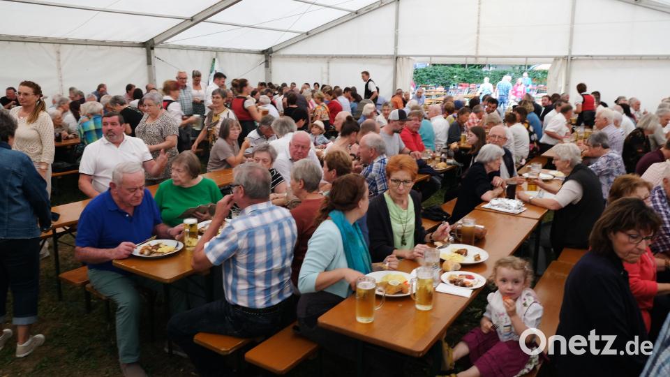 Über ein voll besetztes Zelt können sich die Organisatoren zu Mittag freuen. Bild: mab