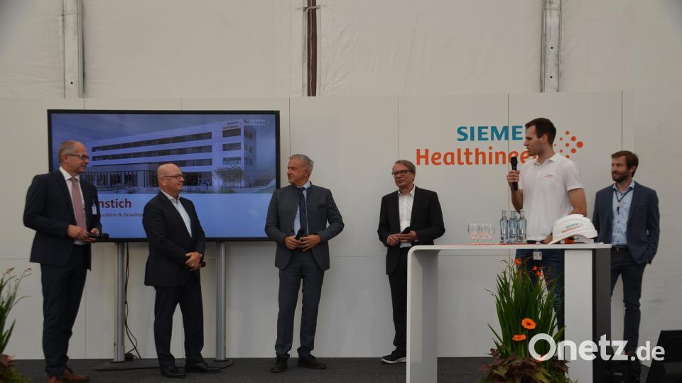 Alexander Musshoff (dual Studierender E-Technik bei Siemens Healthineers, Zweiter von rechts) übernahm die Moderation des Frage-Antwort-Spiels mit (von links) Bürgermeister Roman Schäffler, Finanzvorstand Jochen Schmitz (CFO Siemens Healthineers), Landrat Roland Grillmeier, Standortleiter Michael Braunreuther und Thomas Lange (Leiter technische Ausbildung bei Siemens Healthineers). Bild: ak