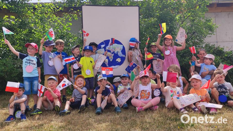 Ein &quot;Fest der Vielfalt&quot; wird im Landkindergarten Trausnitz gefeiert. Die Buben und Mädchen schwingen die unterschiedlichen Länderfahnen. Bild: Maderer/exb